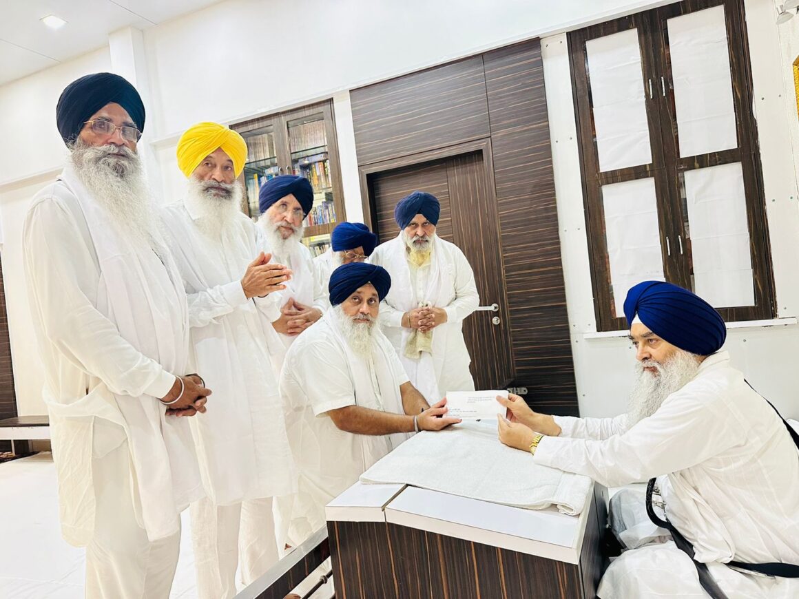 After summons over anti-Sikh moves, Sukhbir Badal appears before Akal Takht, submits clarification 